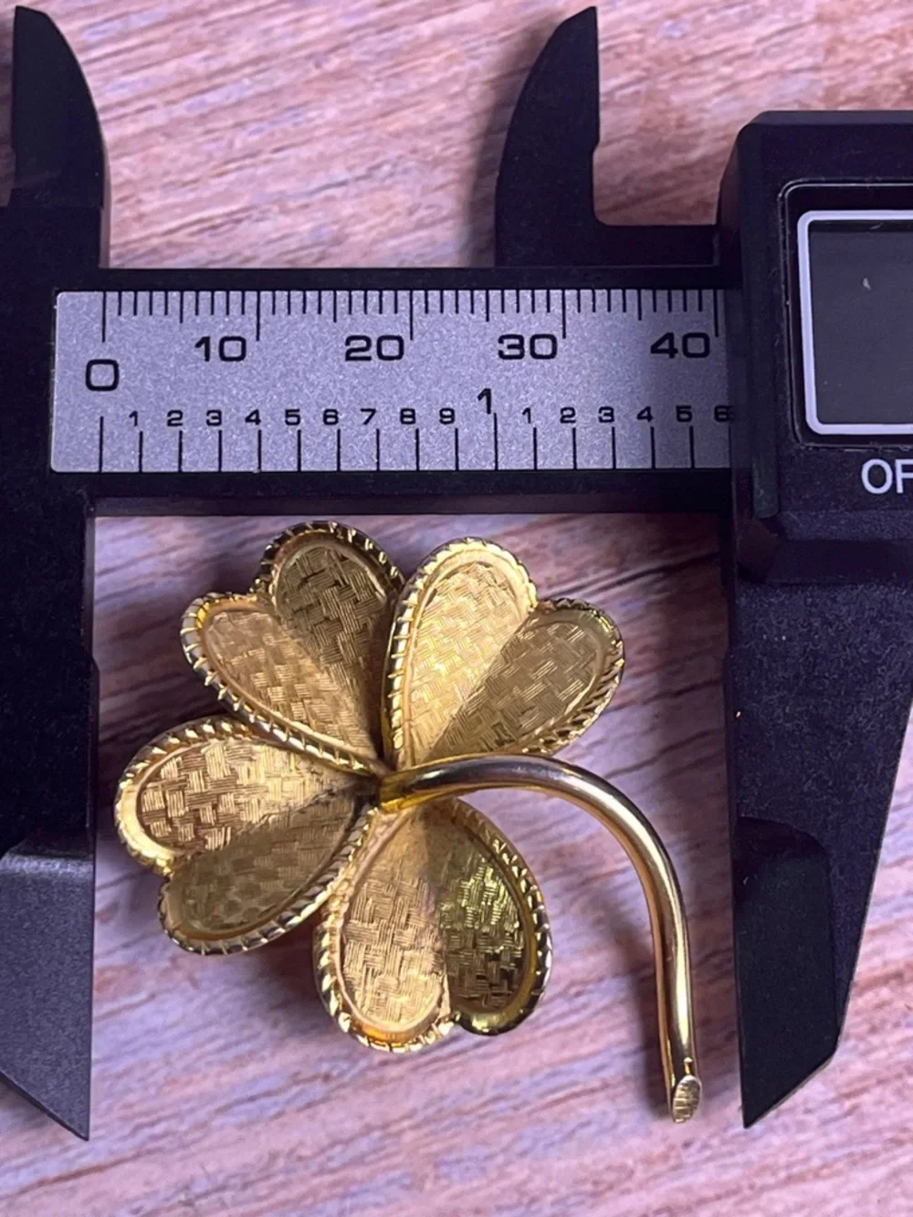 Giovann Pin/Brooch Textured Pattern 2” Lucky Four Leaf Clover - Picture 6 of 6